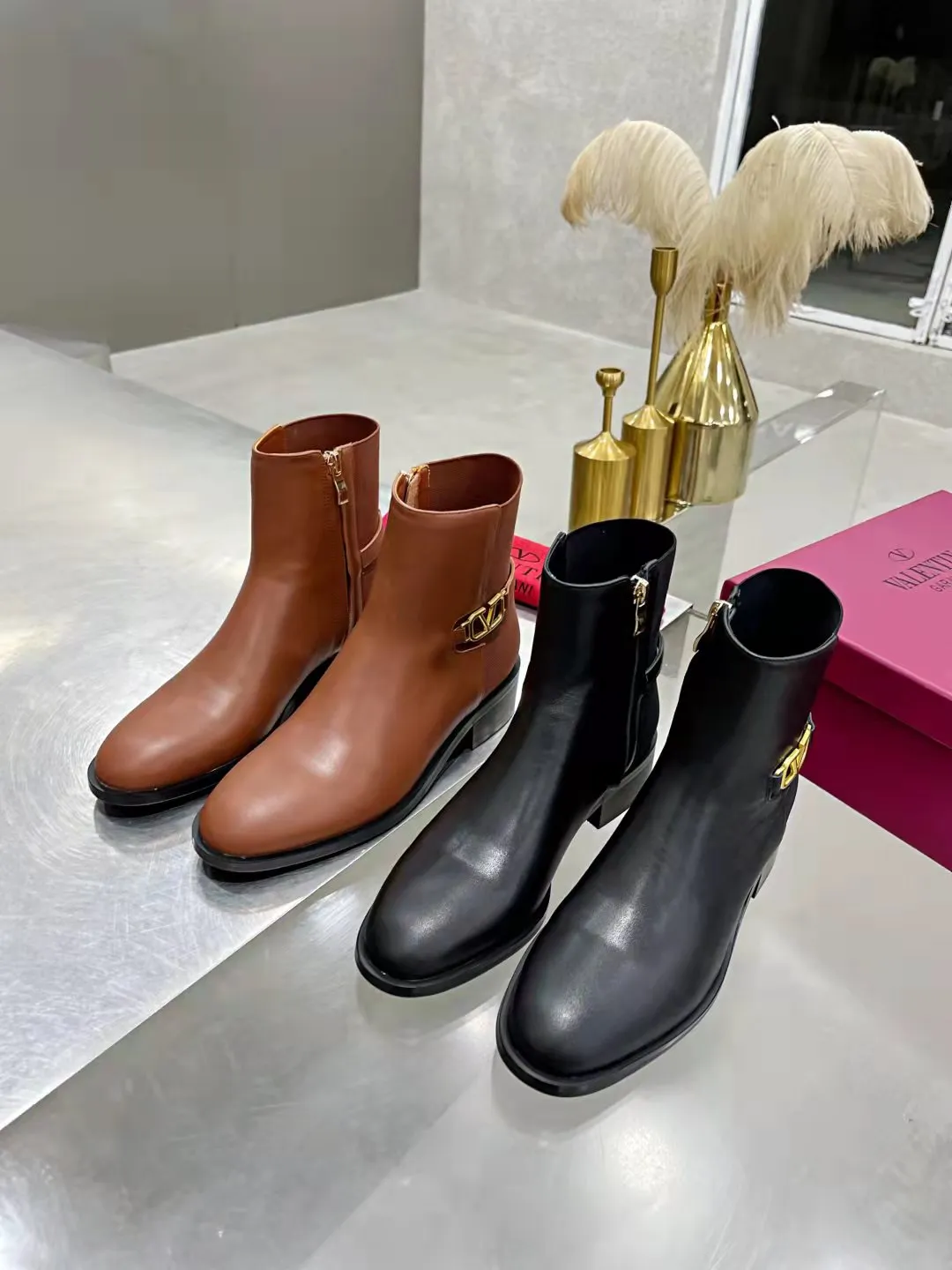 👟👟Ex-factory price 500👟👟 🆕Valentino. Valentino big v-buckle autumn and winter fashion women's boots: comfortable and versatile on the upper feet, showing long legs, fabric: imported first-layer cowhide ⚡The most popular V-buckle ⚡all genuine leather on the inner pads, non-slip and wear-resistant rubber outsole Size: 35−40 (customized size 41)